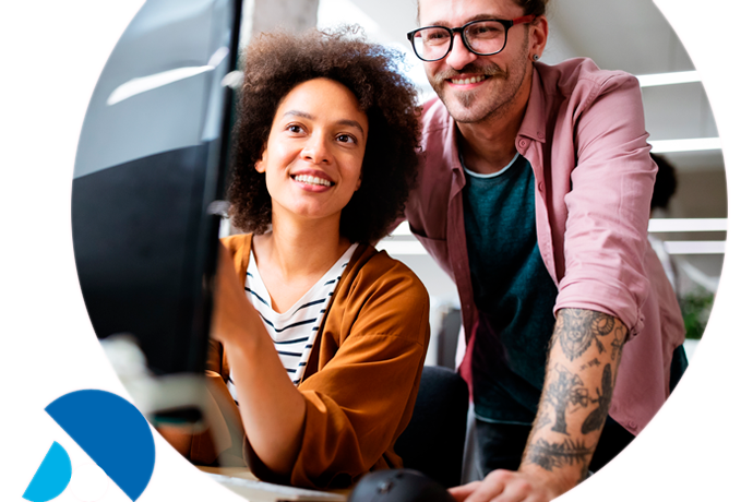 jóvenes mirando ordenador en la oficina