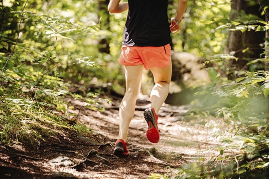 Persona corriendo por un bosque