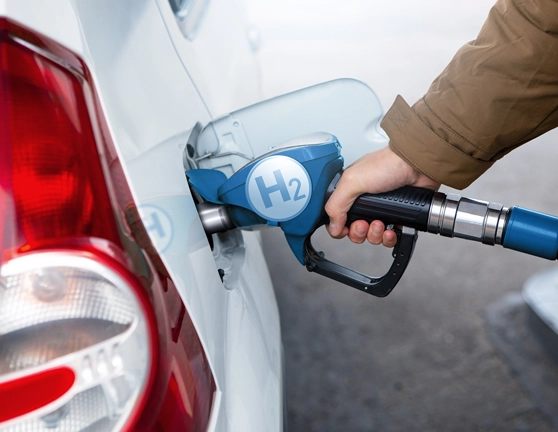 Coche repostando hidrógeno en una estación de servicio
