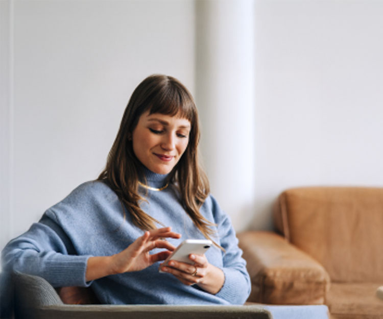 chica sonriente mirando móvil