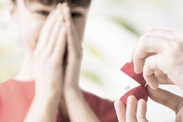 chica emocionada ante un anillo de pedida